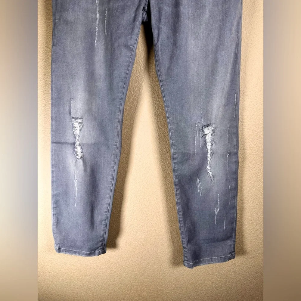 Etienne Marcel Women’s Distressed Gray Crop Jeans - Picture 4 of 10